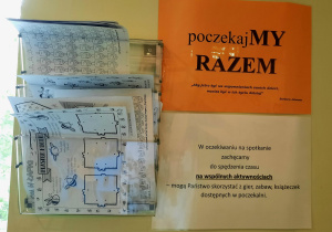 Plakat z tekstem: W oczekiwaniu na spotkanie zachęcamy do spędzenia czasu na wspólnych aktywnościach. Mogą Państwo skorzystać z gier, zabaw, książeczek dostępnych w poczekalni. Obok zestaw gier.
