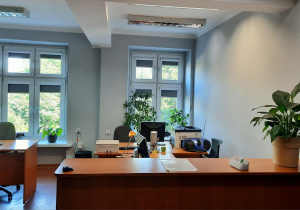 Pokój 208, Sekretariat, piętro drugie. Trzy biurka z krzesłami, kontuar.